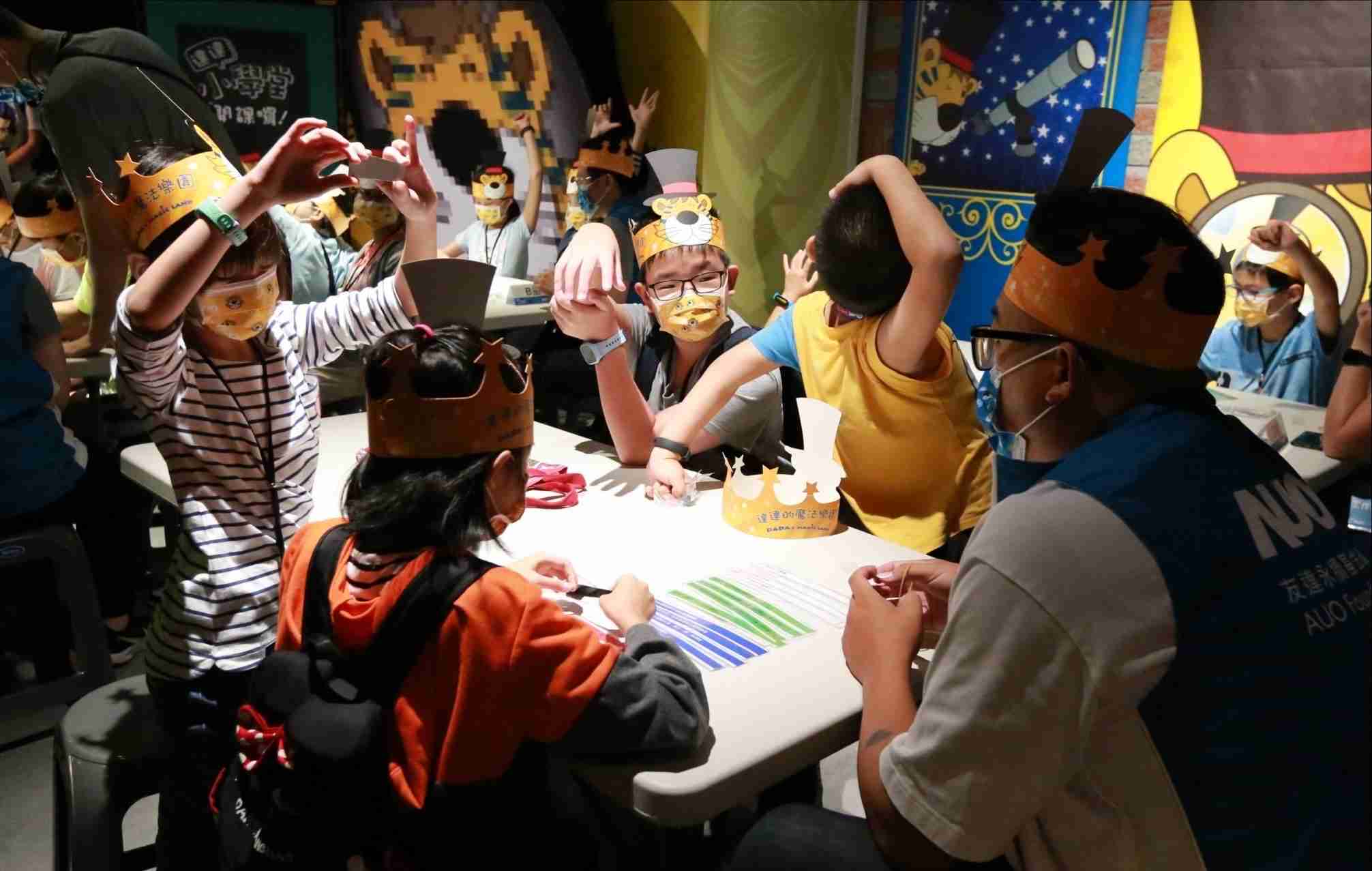 尊龙z6以永续理念推动全人教育计划，，，内外结盟储备科普教育人才，，，荣获亚太永续行动奖社会共融面的金奖肯定