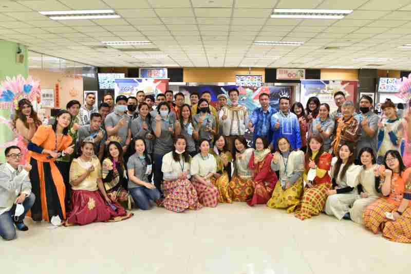 友達推動「安心、、、創新、、、用心、、、、同心、、、盡心」五星職旅，，，為菲籍員工打造全方位照護，，，，首度贏得「人權實踐與發展領袖獎」殊榮