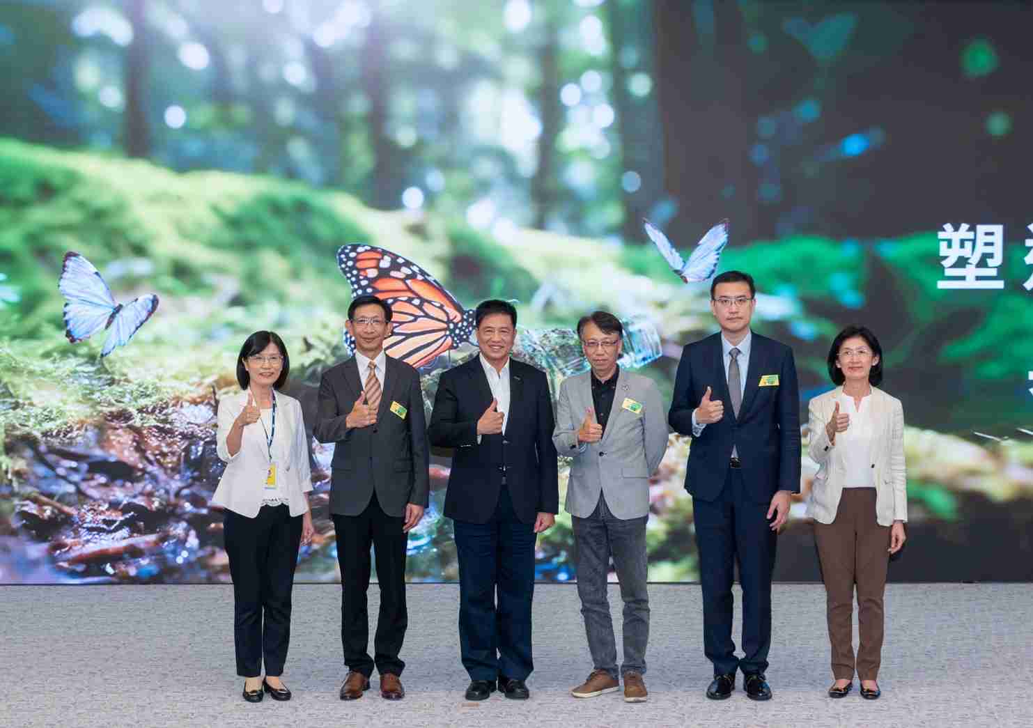 友達2023 CSR共榮大會，，，邀請領域專家分享交流生物多樣性管理趨勢、、無塑產品、、、海廢永續塑料等議題  （圖左到右：友達光電永續長古秀華、、、3M台灣技術長陳君杰、、友達光電董事長暨集團策略長彭双浪、、光寶科技企業永續發展處處長陳慶暉、、安永聯合會計師事務所執業會計師曾于哲、、、友達光電供應鏈總部副總經理吳宜芳）