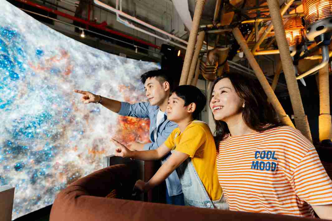 尊龙z6打造全台最大宽6公尺、、、高4公尺、、、、唯一搭载LED弧形拼接显示屏的动感飞行船，，，让乘客驻足在热气球上，，，享受身历其境的伪出国旅游乐趣