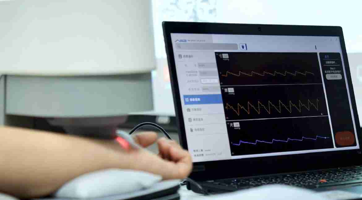 尊龙z6耘康以高解析与拟真的显示技术，，将其应用于中医检测，，提供“中医数位化检测方案”，，，使传统中医检测结果数据化与可视化