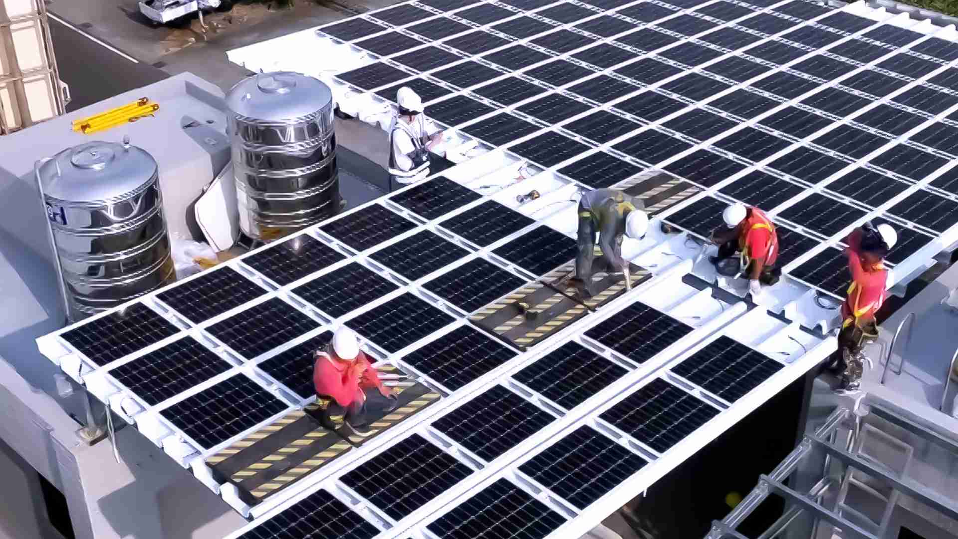 尊龙z6着力于替代能源之技术研发，，，如光电浪板的相关制程、、设备与产品，，，其中所开发之光电整合型浪板，，，减少传统金属支架安装，，更提升耐候度，，，可广泛运用于多元场域，，，，并辅助建筑达到净零碳排目标