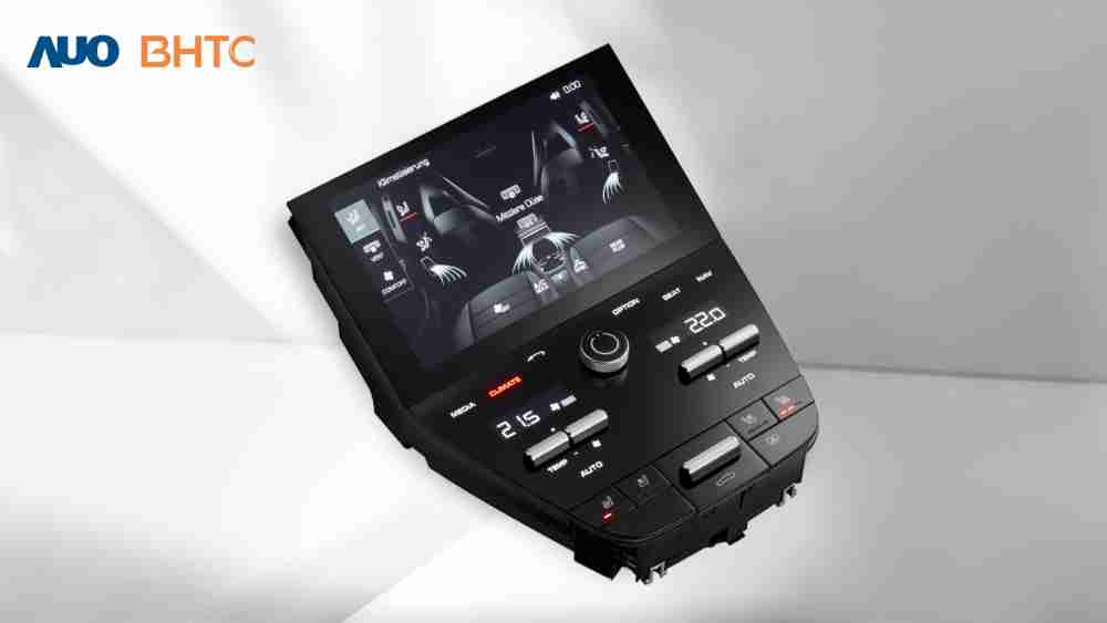 作為友達新生力軍，，BHTC所展示的中央與後座鞍部的Display HMI產品，，可處理多區恆溫控制、、顯示畫面，，，，呈現仿真3D車室分區；以力傳感技術精準傳遞觸感，，，並結合音量及震動反饋，，，防止意外啟動，，，，提供使用者自然流暢、、、、直觀且輕鬆駕馭的舒適介面