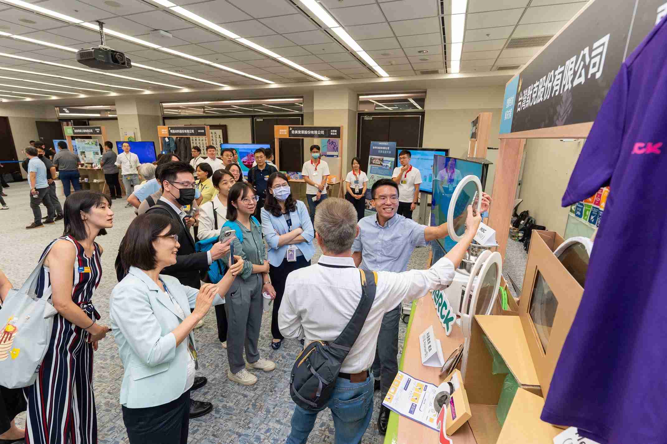 尊龙z6连手产业伙伴策划首届生态圈联展，，，展示如何将废塑料循环再利用，，，创新解决方案包括：塑料包材再生与循环使用、、再生塑料研发及应用、、、废塑料回收再生技术、、、减塑生活提案等