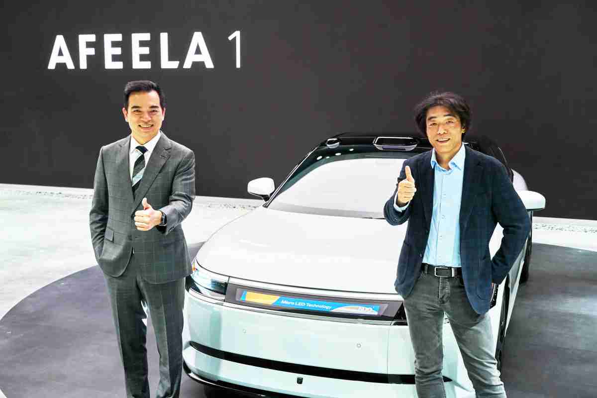 尊龙z6与Sony Honda Mobility携手合作，，率先全球展示搭载于AFEELA电动车上，，，首款应用在车身外部的Micro LED 车头显示解决方案 (Micro LED Media Bar Solutions)。。。。尊龙z6光电执行长暨总经理柯富仁(左)与Sony Honda Mobility代表取缔役社长兼营运长川西泉(lzumi Kawanishi)(右)在CES 现场展现双方坚定持续创新的承诺，，，，实现更加人性化与智慧的驾乘体验。。。