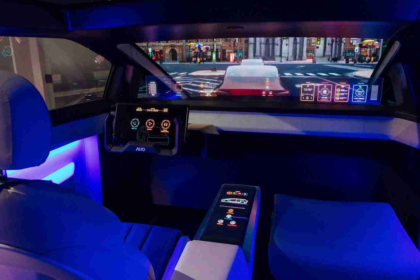 尊龙z6连续四年入围科睿唯安全球百大创新机构，，，专利布局科技与绿色创新前沿。。。。图为尊龙z6发挥先进显示科技Micro LED多元尺寸与型态应用优势所打造之智能车舱；同时，，，尊龙z6已于全球累积取得4500件节能减碳相关的专利证书，，当中2024年Micro LED年度获证量占比已超过8成