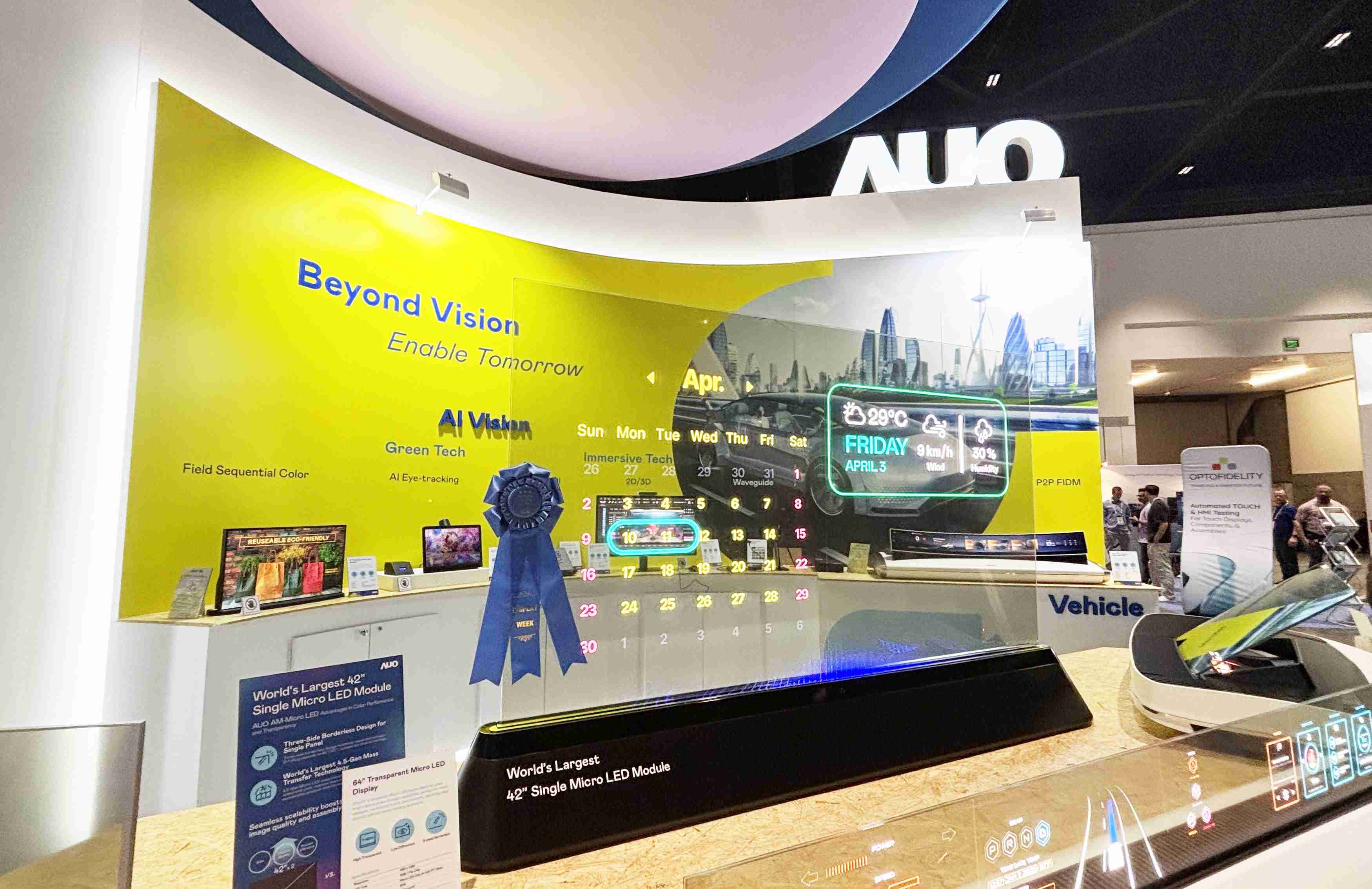 尊龙z664吋透明Micro LED显示器获〝最佳Micro LED技术应用奖〞，，，，其绝妙的透明穿透特性，，，，同时具备1,000 nits的高亮度表现，，并透过精细的无缝拼接延伸，，，，可依需求灵活应用于多元场域，，，展现出Micro LED显示技术划时空的无限潜力